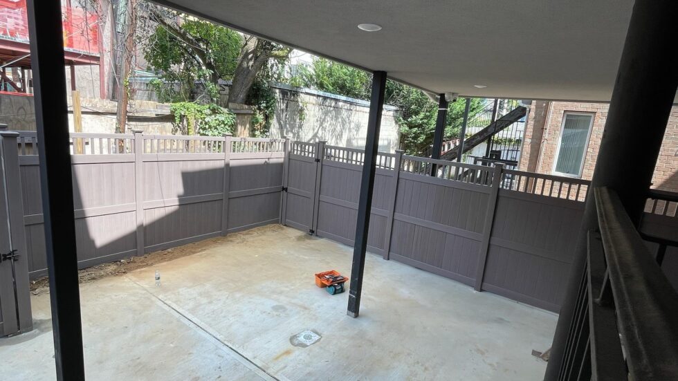 7+1 Weathered Blend PVC Fence with Victorian Top